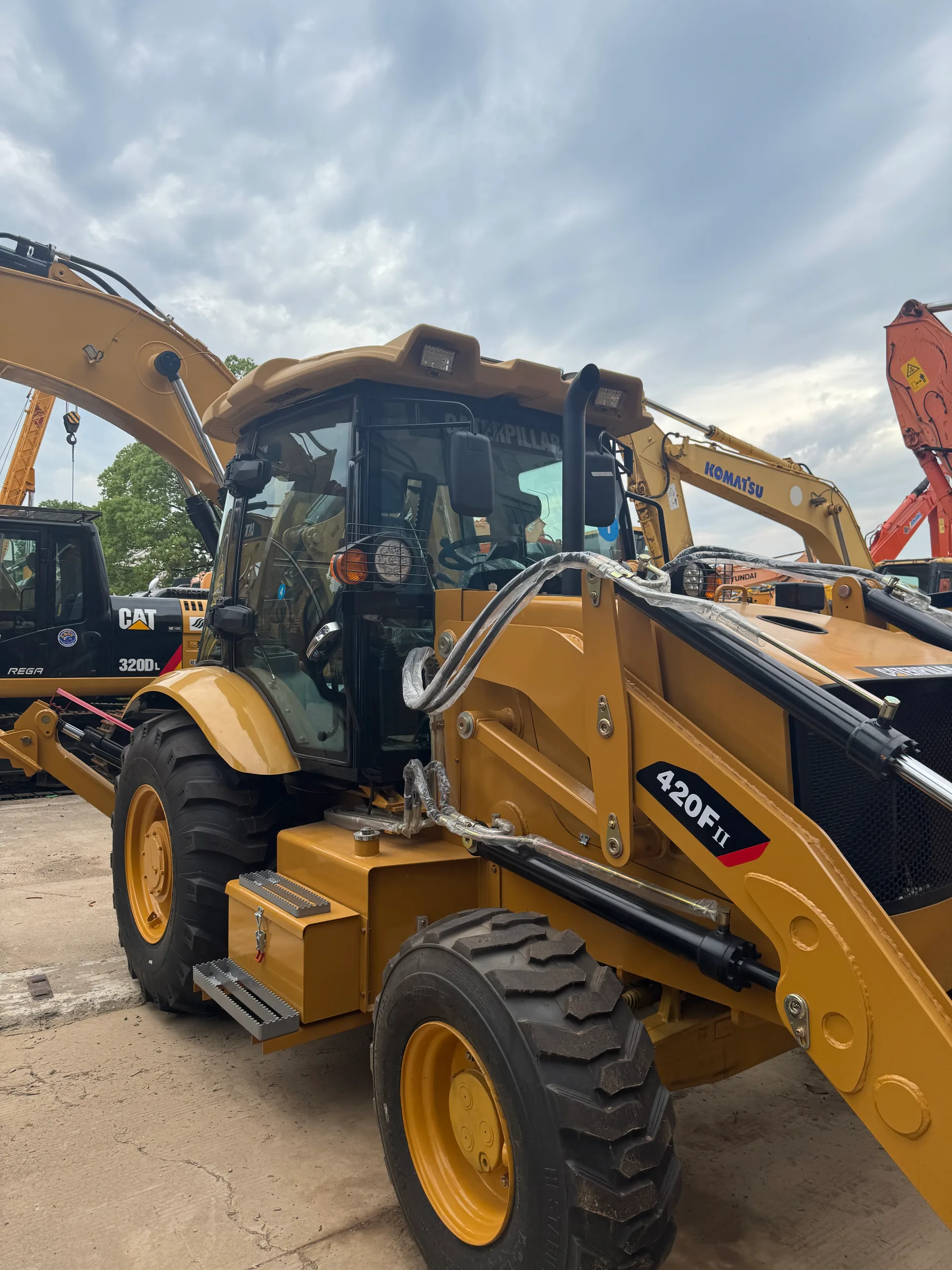 CAT 420F Backhoe Loader product photo
